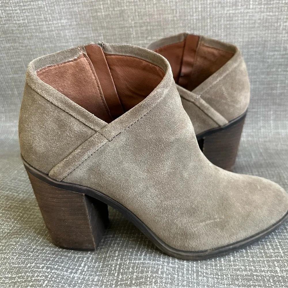 Lucky Brand Salza Taupe Suede Ankle Boots Booties Block Heel Back Zip Boho Sz 9M